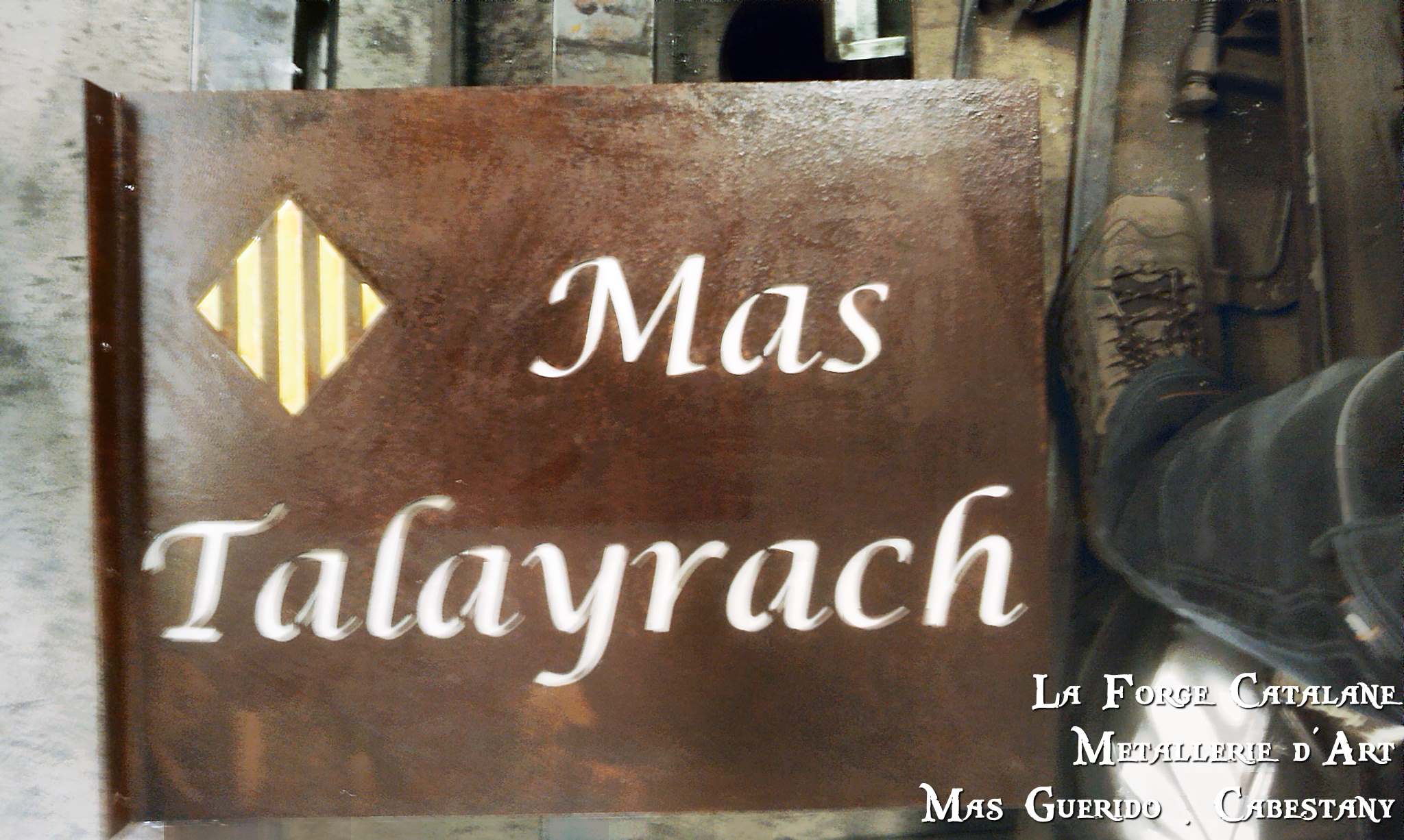 Enseigne avec decoupe au laser mas talayrach les angles  forge catalane.jpg